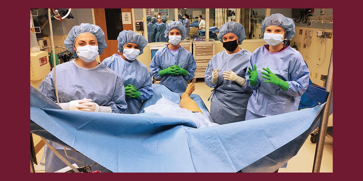 新罕布什尔医师助理研究硕士的学生阿曼达·希尔, 悉尼汉福德, 摩根史密斯, 比安卡·多尔西和米歇尔·布鲁因在达特茅斯-希区柯克医疗中心接受手术训练